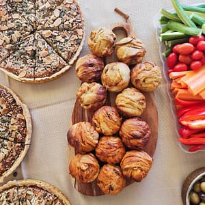 מגש ל50 סועדים - יושבים עם צלחת